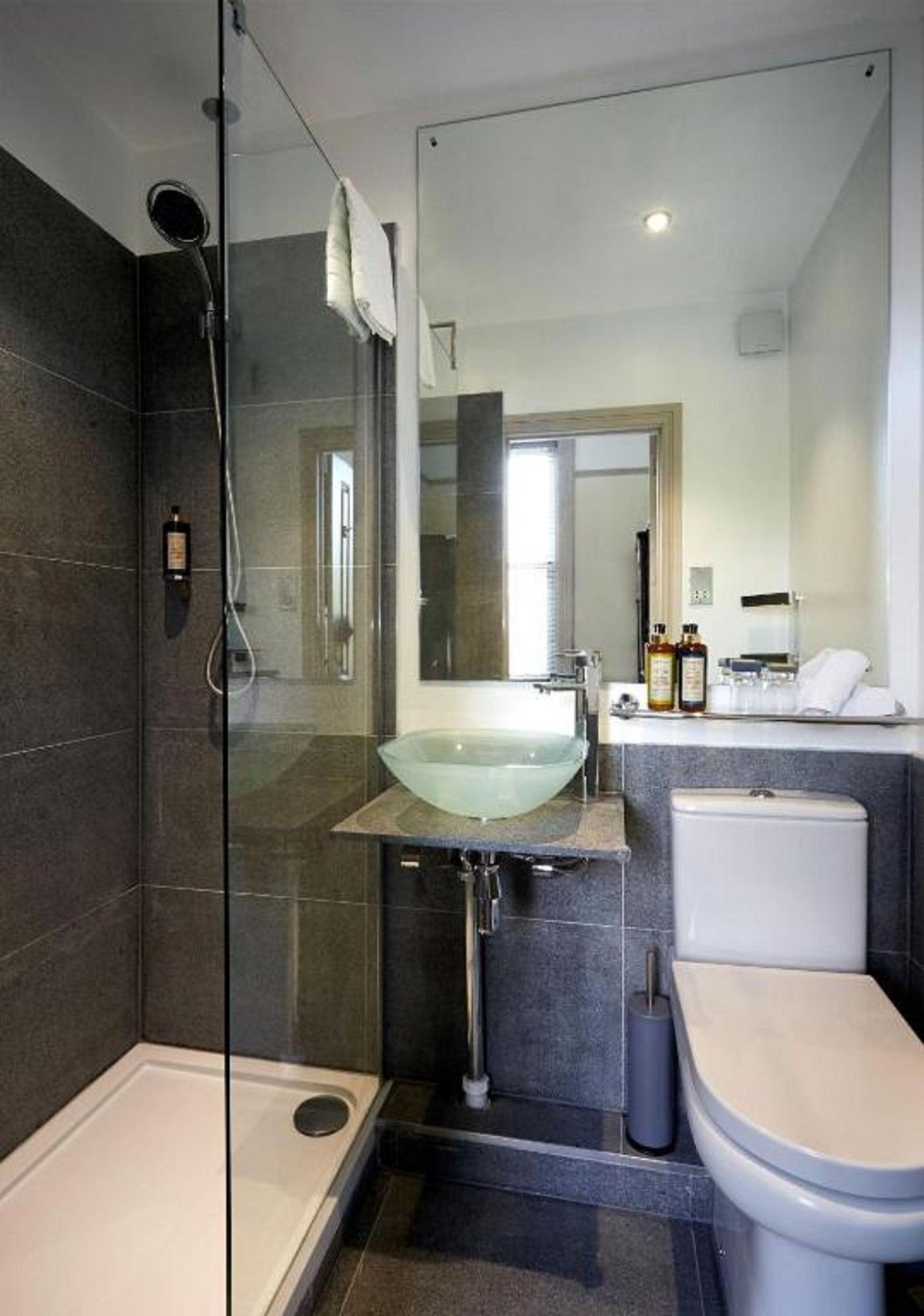 Dorian House Boutique B&B - Free Parking! Бат Экстерьер фото A modern bathroom
