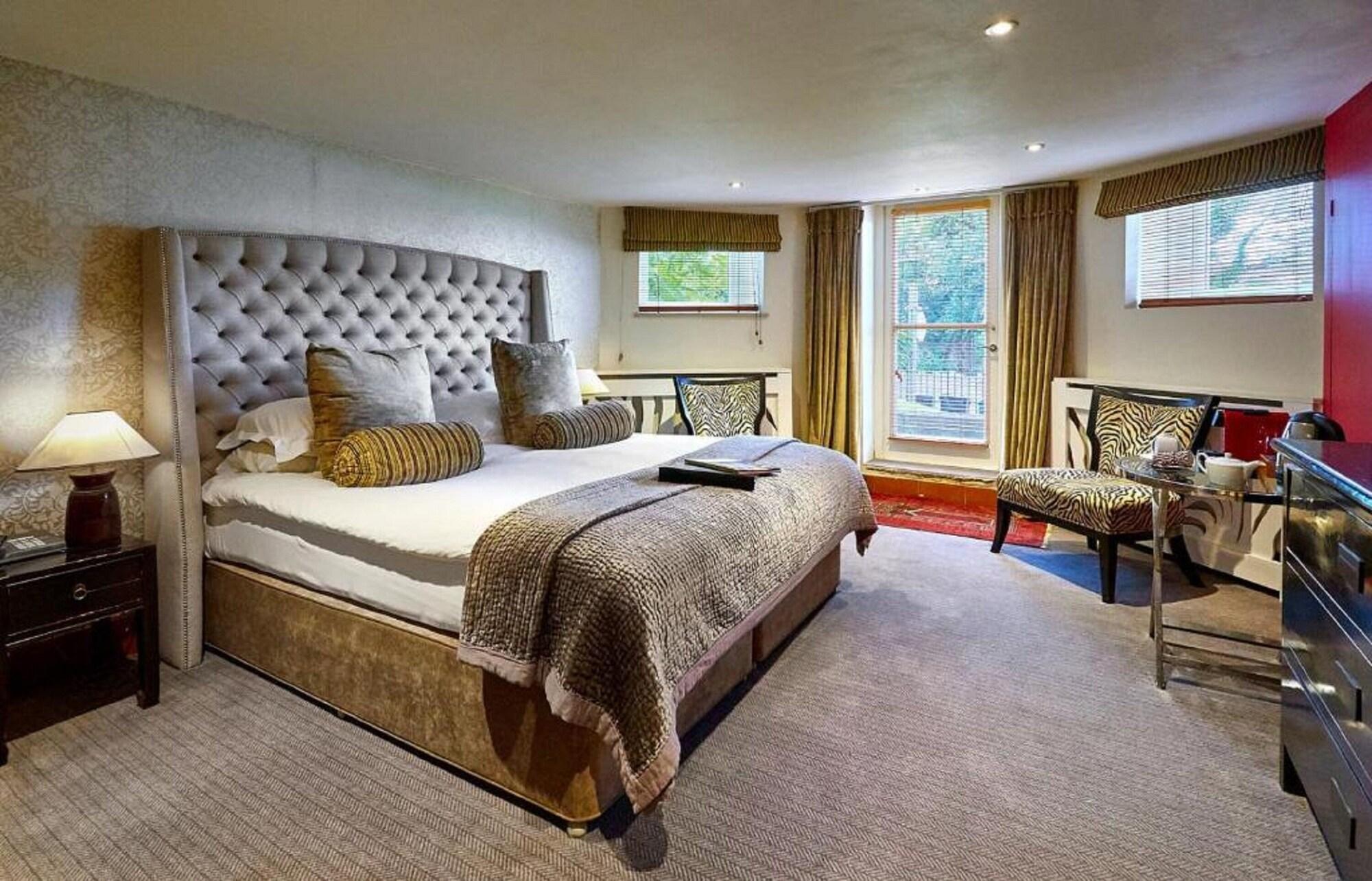 Dorian House Boutique B&B - Free Parking! Бат Экстерьер фото A bedroom at The Grove