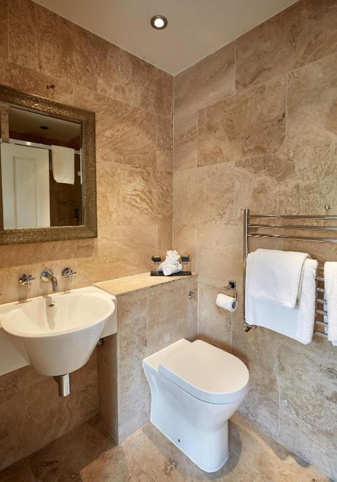 Dorian House Boutique B&B - Free Parking! Бат Экстерьер фото Bathroom at The Old Bank Hotel, Knutsford