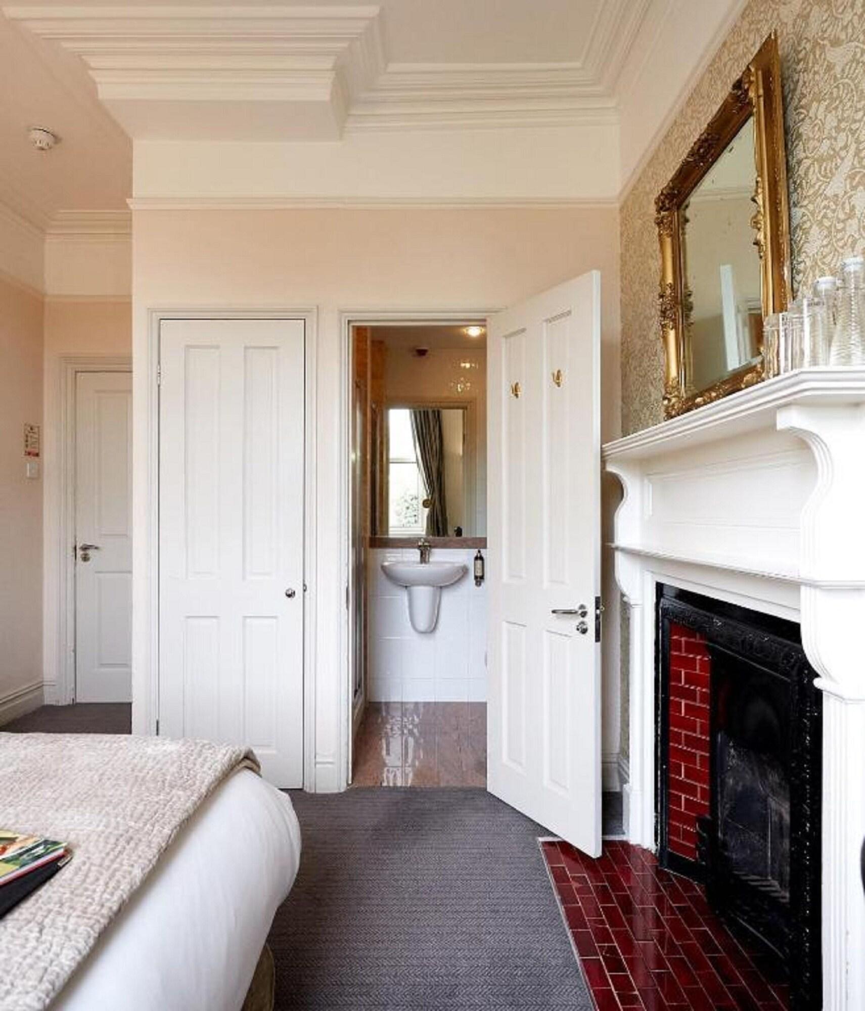 Dorian House Boutique B&B - Free Parking! Бат Экстерьер фото A bedroom at the hotel