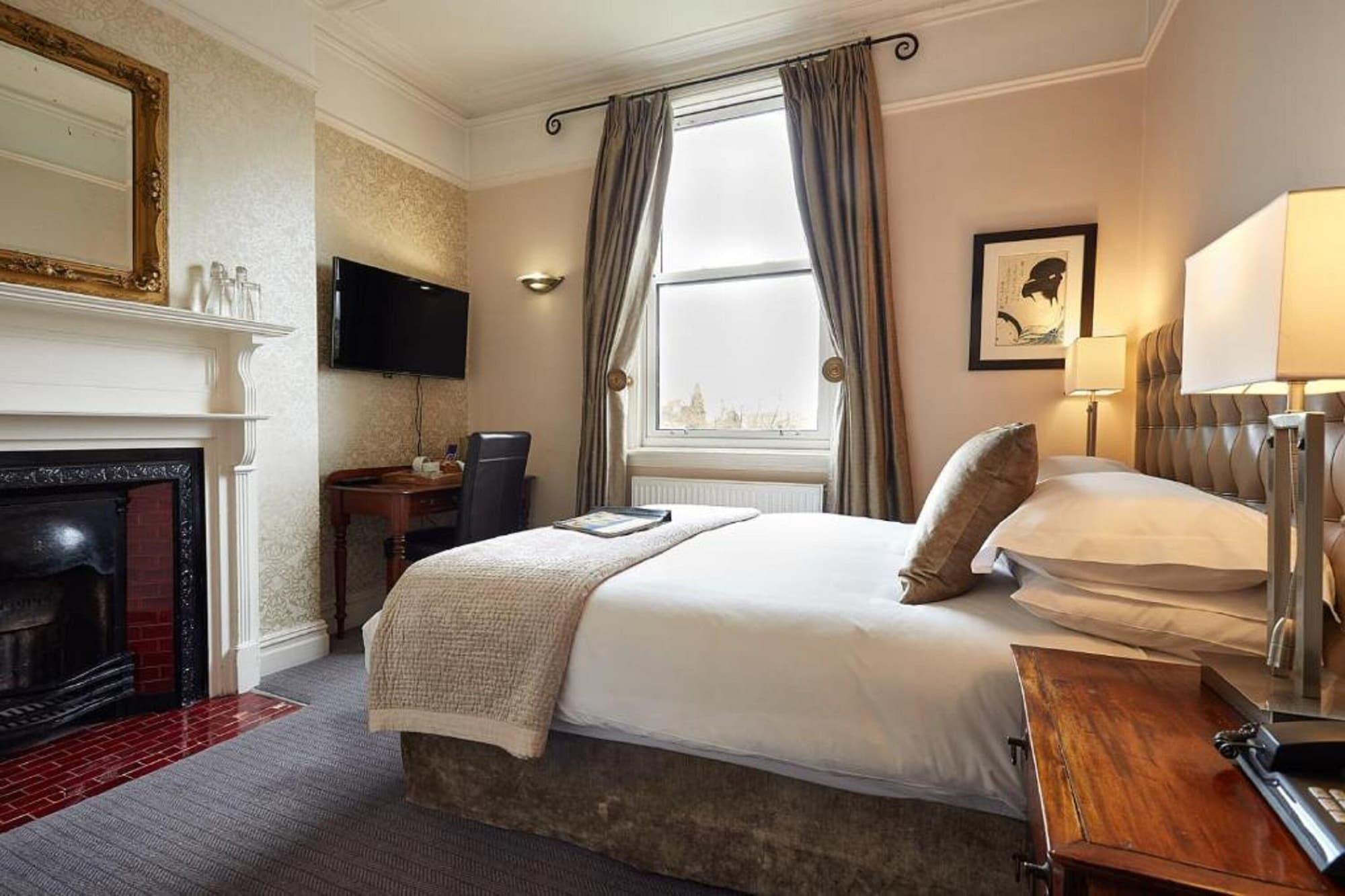 Dorian House Boutique B&B - Free Parking! Бат Экстерьер фото A bedroom at the hotel