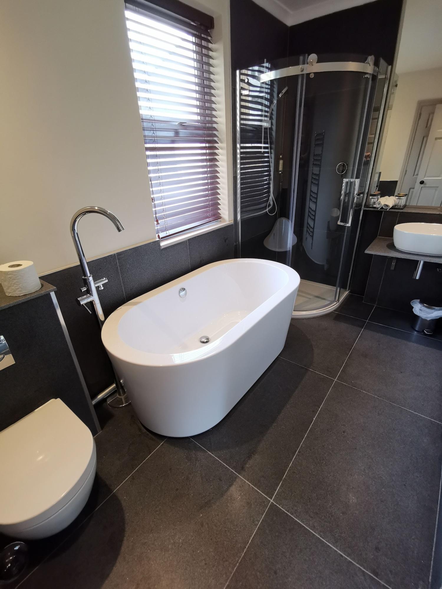 Dorian House Boutique B&B - Free Parking! Бат Экстерьер фото A freestanding bathtub