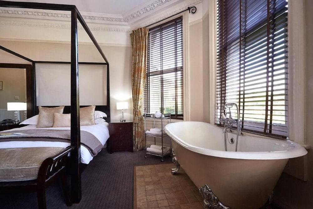 Dorian House Boutique B&B - Free Parking! Бат Экстерьер фото A suite at the hotel