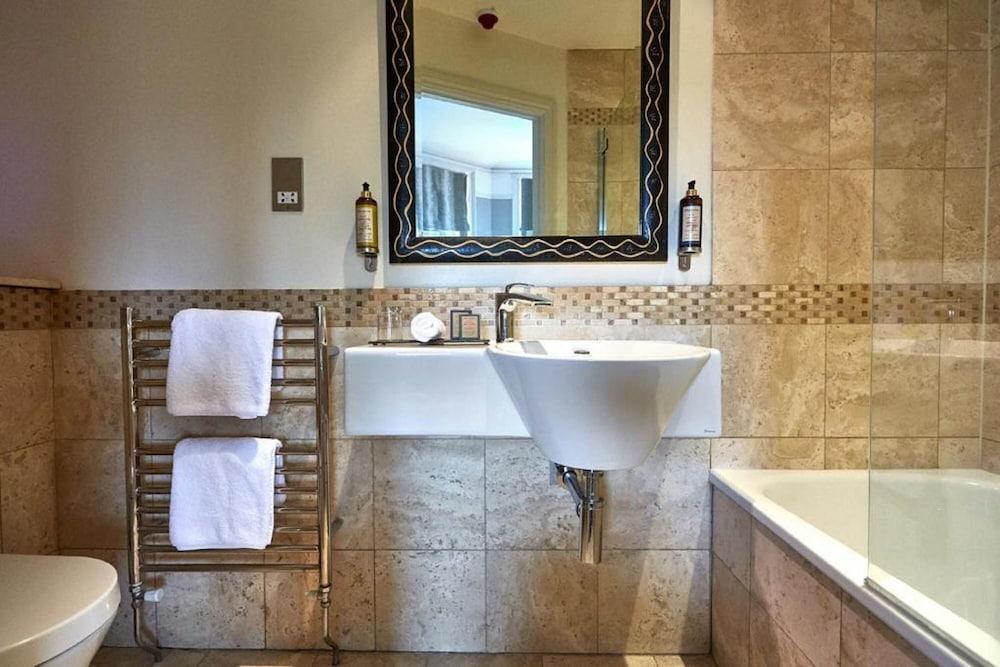 Dorian House Boutique B&B - Free Parking! Бат Экстерьер фото A bathroom in the UK