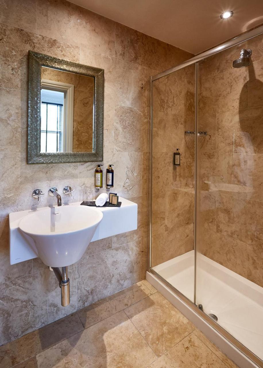 Dorian House Boutique B&B - Free Parking! Бат Экстерьер фото A bathroom in a hotel